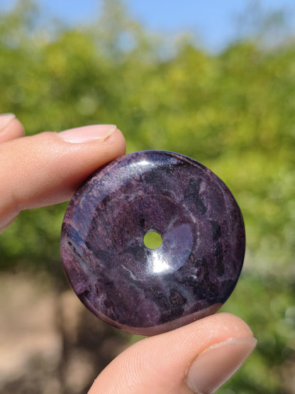 Sugilith Schutz Donut Edelstein Kristall Heilstein Rarität Selten Sammler Sugilit lila Anhänger rund Geschenk Mann Frau Er Sie Freund violet