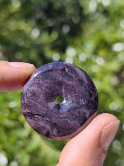Sugilith Schutz Donut Edelstein Kristall Heilstein Rarität Selten Sammler Sugilit lila Anhänger rund Geschenk Mann Frau Er Sie Freund violet