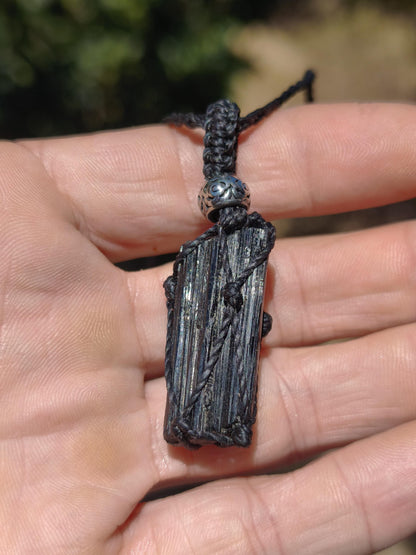 Schwarzer Turmalin (Schörl)  Kette Makramee Anhänger Edelstein Natur Brasilien Mineralien schimmer Mann Frau Geschenk Er Sie Handarbeit Edel