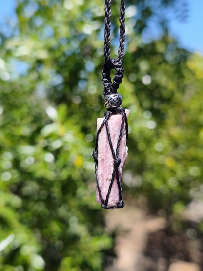 Rubellit Pinker / Rosa Turmalin Kette Makramee Anhänger Edelstein Natur Brasil Mineralien schimmer Mann Frau Geschenk Er Sie Handarbeit süß