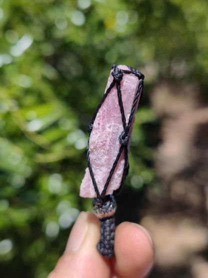 Rubellit Pinker / Rosa Turmalin Kette Makramee Anhänger Edelstein Natur Brasil Mineralien schimmer Mann Frau Geschenk Er Sie Handarbeit süß