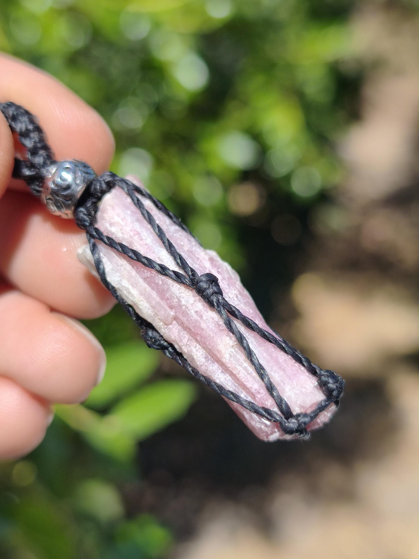 Rubellit Pinker / Rosa Turmalin Kette Makramee Anhänger Edelstein Natur Brasil Mineralien schimmer Mann Frau Geschenk Er Sie Handarbeit süß
