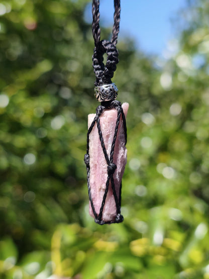 Rubellit Pinker / Rosa Turmalin Kette Makramee Anhänger Edelstein Natur Brasil Mineralien schimmer Mann Frau Geschenk Er Sie Handarbeit süß