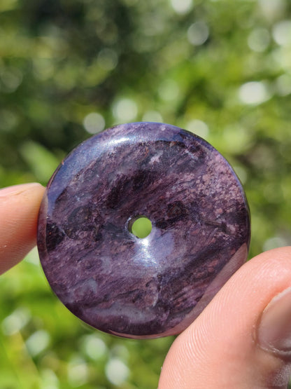 Sugilith Schutz Donut Edelstein Kristall Heilstein Rarität Selten Sammler Sugilit lila Anhänger rund Geschenk Mann Frau Er Sie Freund violet