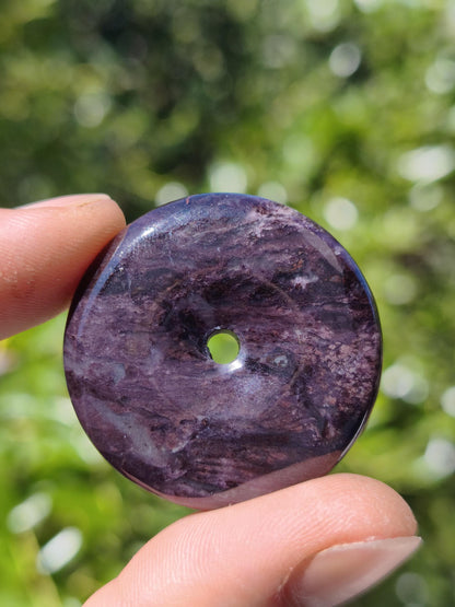 Sugilith Schutz Donut Edelstein Kristall Heilstein Rarität Selten Sammler Sugilit lila Anhänger rund Geschenk Mann Frau Er Sie Freund violet