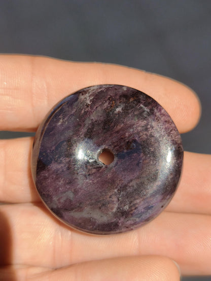 Sugilith Schutz Donut Edelstein Kristall Heilstein Rarität Selten Sammler Sugilit lila Anhänger rund Geschenk Mann Frau Er Sie Freund violet