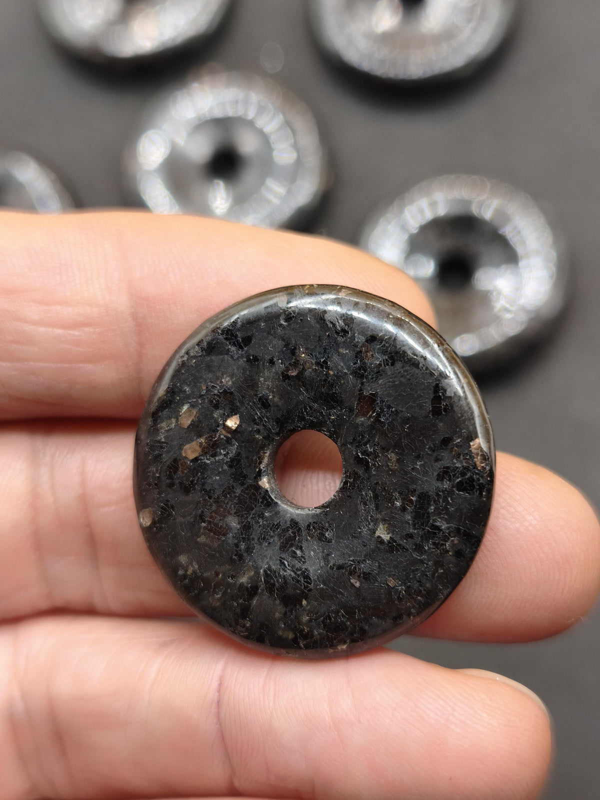 Nuummite Kette 30mm Edelstein Donut Anhänger Rarität schwarz gold Schutz Natur Heilstein Natur  Mann Frau Er Sie Freundin Geschenk Qualität