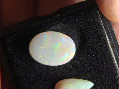 2x Opal Winton AAA bunt Regenbogen Sammlerstein Mineralien Kristalle Cabochon natürlich Heilstein Rarität Muster Australien