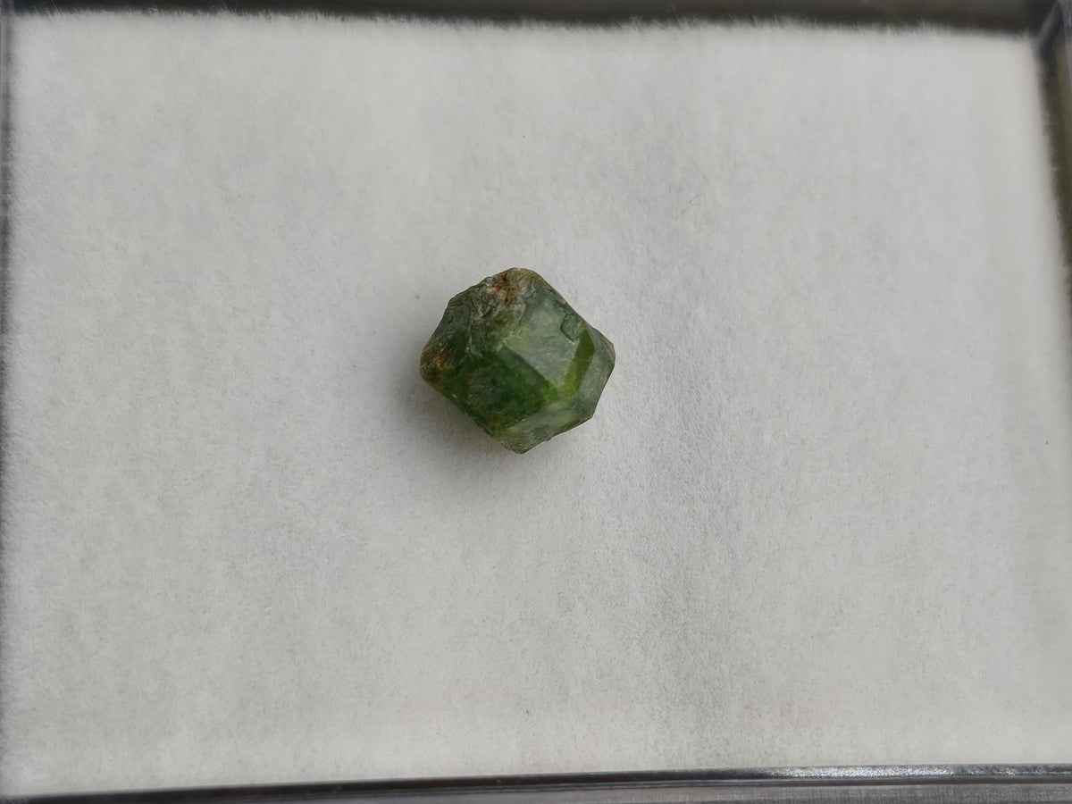 Tsavorit Roh Kristall Sammlerstein Mineralien Tansania grün natürlich Heilstein Rarität klar schimmer