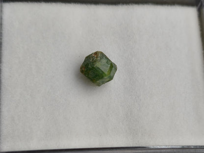 Tsavorit Roh Kristall Sammlerstein Mineralien Tansania grün natürlich Heilstein Rarität klar schimmer