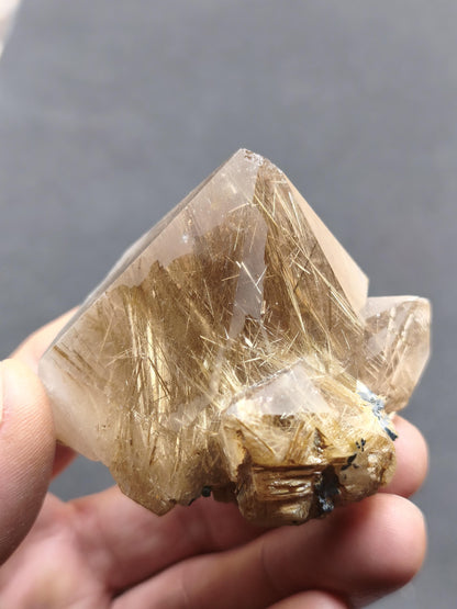 Rutilquarz gold roh Sammler Stufe Pyramide Kristall Rarität ~ Edelstein Deko Heilstein Mineral Kollektion Energie Natur besonders Geschenk