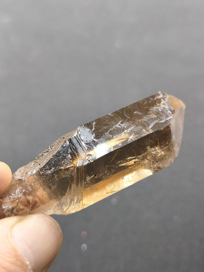 Rauchquarz mit Rutil gold roh Sammler Stufe Kristall Rarität ~ Edelstein Deko Heilstein Mineral Kollektion Energie Natur