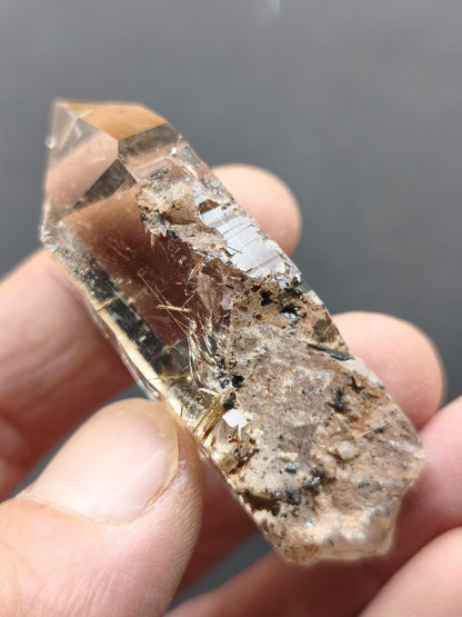 Rauchquarz mit Rutil gold roh Sammler Stufe Kristall Rarität ~ Edelstein Deko Heilstein Mineral Kollektion Energie Natur