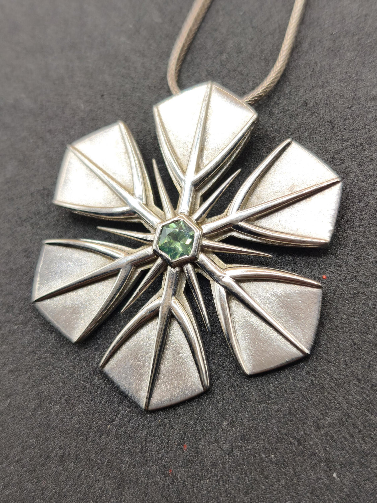 Montana Saphir grün Schneeflocken Kette Vintage mit Edelstein Silber Eiskristall Anhänger Geometrie Silber Schmuck Heilstein Rarität Frau