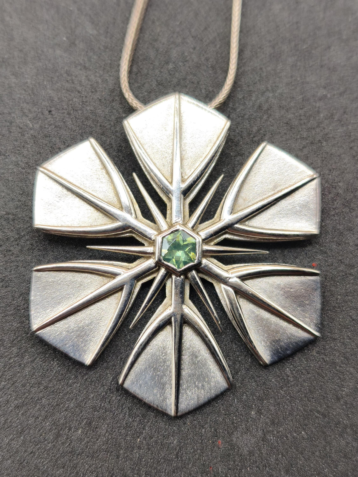 Montana Saphir grün Schneeflocken Kette Vintage mit Edelstein Silber Eiskristall Anhänger Geometrie Silber Schmuck Heilstein Rarität Frau