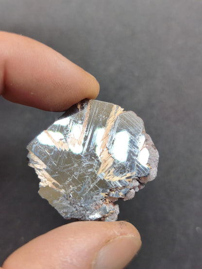 Rutil Hämatit Kristall Stufe 32mm Brasilien AAA | Goldene Rutilsterne auf schwarzem Hämatit | Natürliche Edelsteine Sammler Mineralien Deko