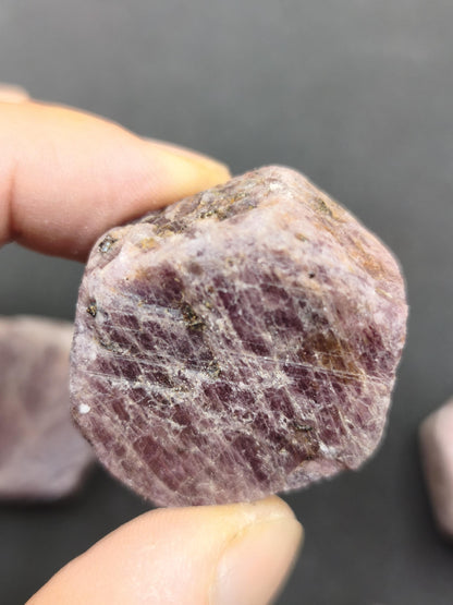 Rubin Rohkristall aus Tansania 27–32 mm Natürlicher rosa Rubinkristall  Sechseckiger Korund Sammlermineral Kristallle Mineralien Geschenk