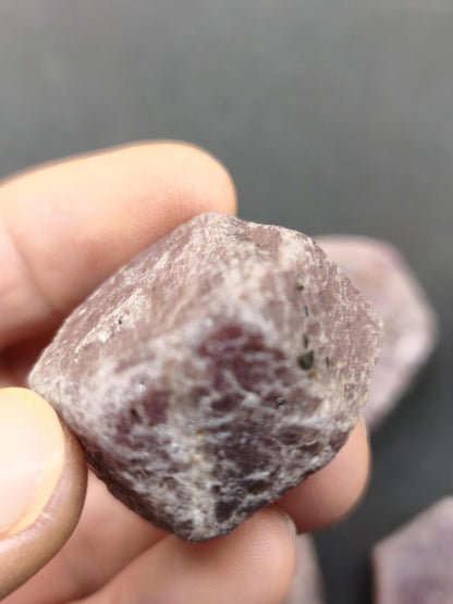 Rubin Rohkristall aus Tansania 27–32 mm Natürlicher rosa Rubinkristall  Sechseckiger Korund Sammlermineral Kristallle Mineralien Geschenk