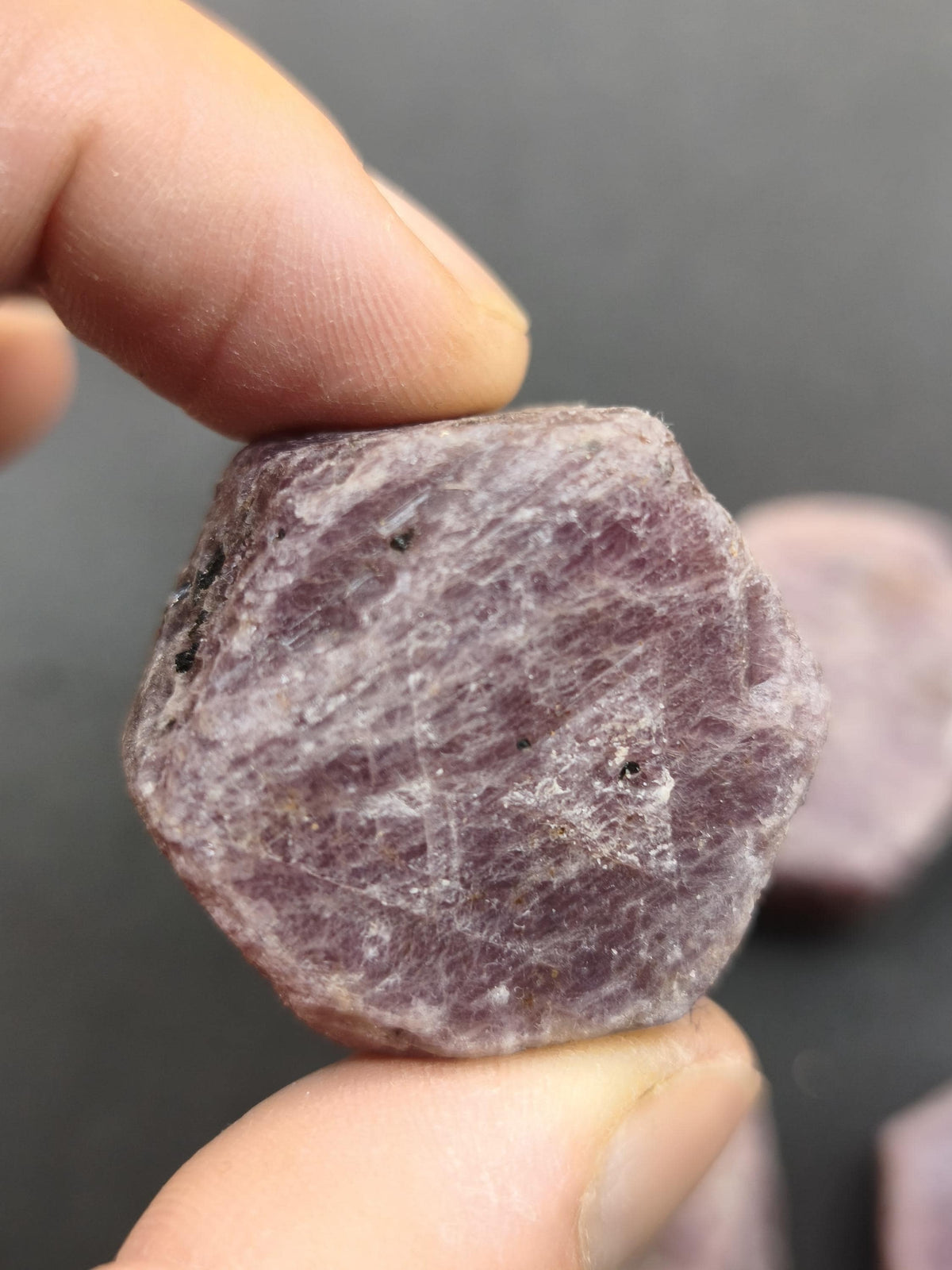 Rubin Rohkristall aus Tansania 27–32 mm Natürlicher rosa Rubinkristall  Sechseckiger Korund Sammlermineral Kristallle Mineralien Geschenk
