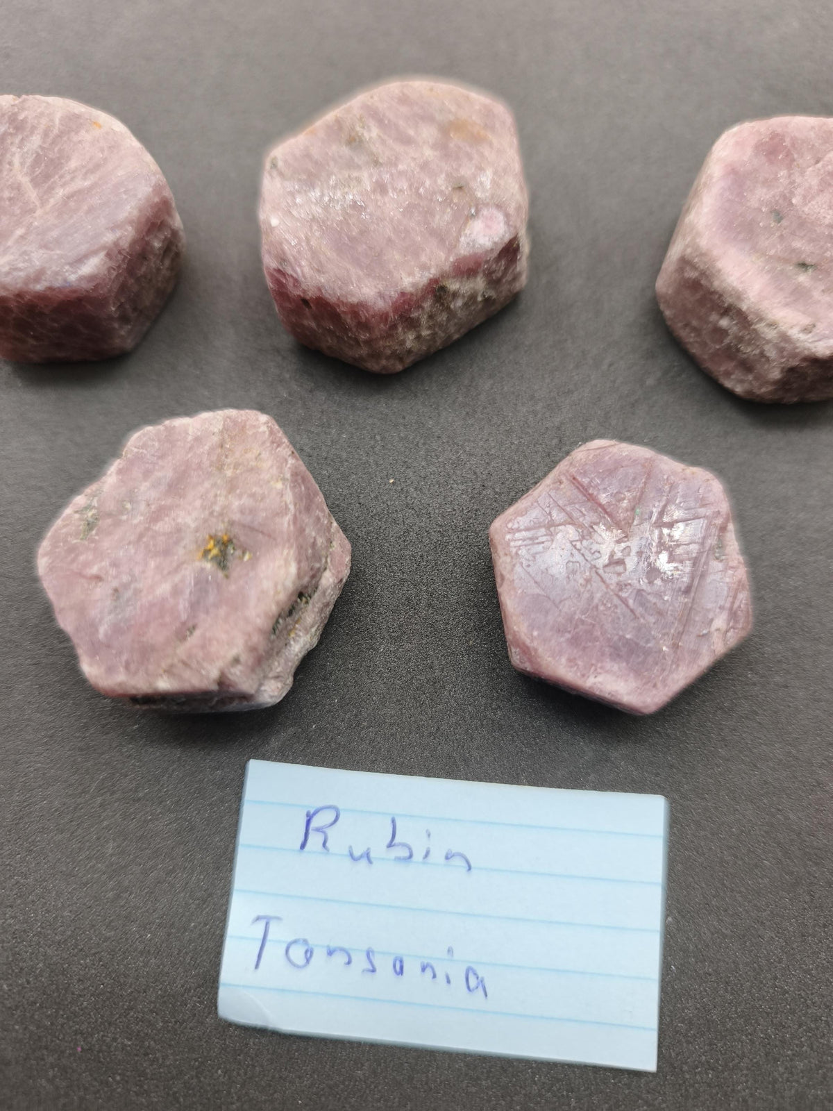Rubin Rohkristall aus Tansania 27–32 mm Natürlicher rosa Rubinkristall  Sechseckiger Korund Sammlermineral Kristallle Mineralien Geschenk