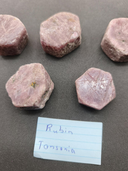 Rubin Rohkristall aus Tansania 27–32 mm Natürlicher rosa Rubinkristall  Sechseckiger Korund Sammlermineral Kristallle Mineralien Geschenk