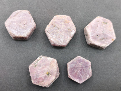 Rubin Rohkristall aus Tansania 27–32 mm Natürlicher rosa Rubinkristall  Sechseckiger Korund Sammlermineral Kristallle Mineralien Geschenk