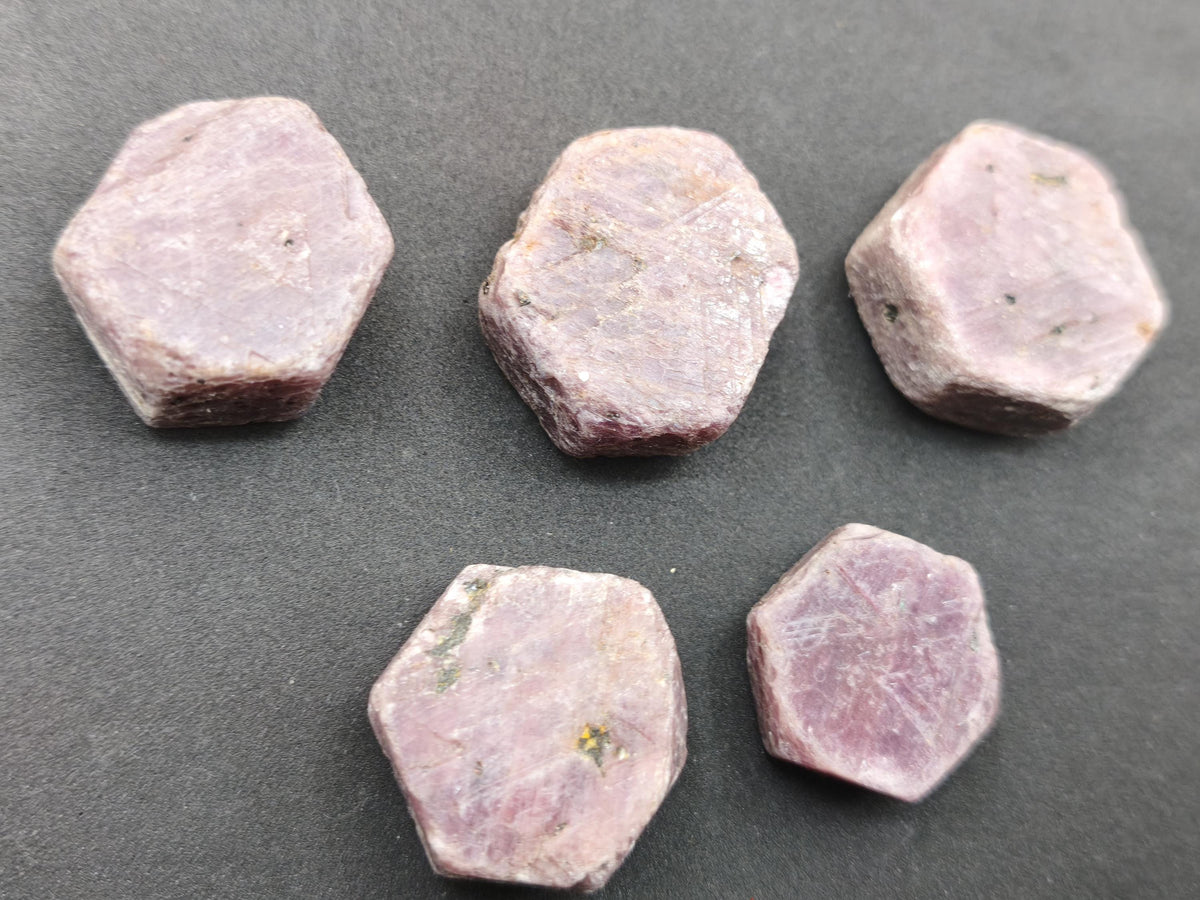 Rubin Rohkristall aus Tansania 27–32 mm Natürlicher rosa Rubinkristall  Sechseckiger Korund Sammlermineral Kristallle Mineralien Geschenk