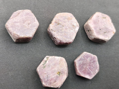 Rubin Rohkristall aus Tansania 27–32 mm Natürlicher rosa Rubinkristall  Sechseckiger Korund Sammlermineral Kristallle Mineralien Geschenk