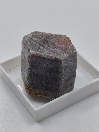 Rubin Saphir Rohkristall aus Tansania 20 mm | Natürlicher violettroter Korund | Sechseckiger Edelstein Sammlermineral Kristalle Geschenk