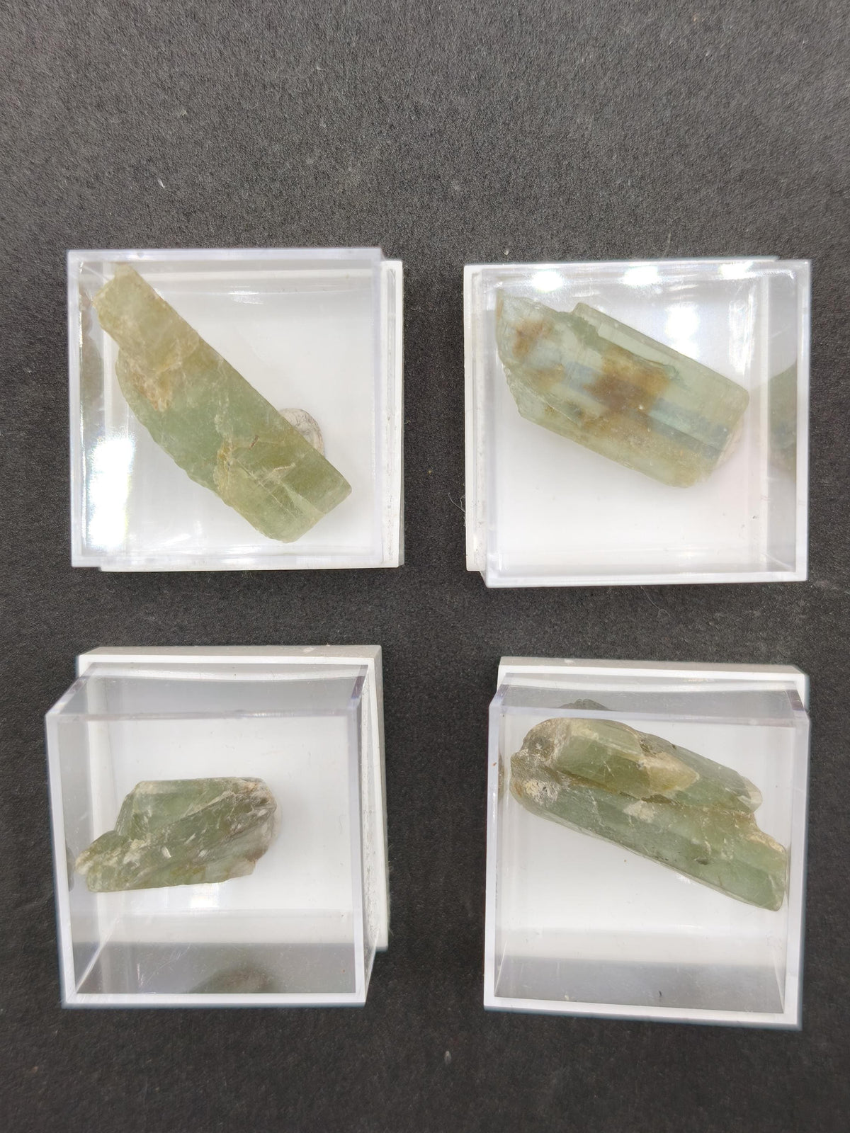 Grüner Cyanit Kristall 25–28 mm | Natürlicher Kyanit Rohstein | Disthen | Mineraliem Stufe Kristall Sammler roh Kristall Edelstein Deko