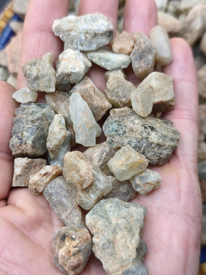 Beryll Mix aus Brasilien | Aquamarin & Grüner Beryll Roh Kristalle | Natursteine 5–25 mm | 20 g oder 50 g Rarität Magische Edelstein Deko