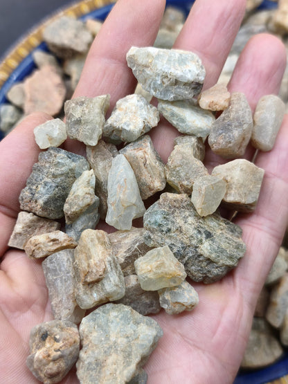Beryll Mix aus Brasilien | Aquamarin & Grüner Beryll Roh Kristalle | Natursteine 5–25 mm | 20 g oder 50 g Rarität Magische Edelstein Deko