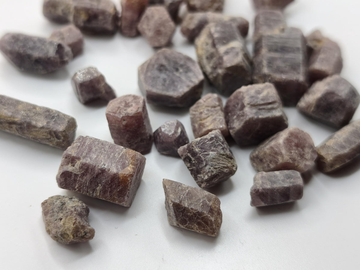Rubin Rohkristalle aus Tansania Natürlicher Korund Sechseckige Kristalle | 5 g oder 10 g zur Wahl Korund Sammlermineral Kristallle Mineral