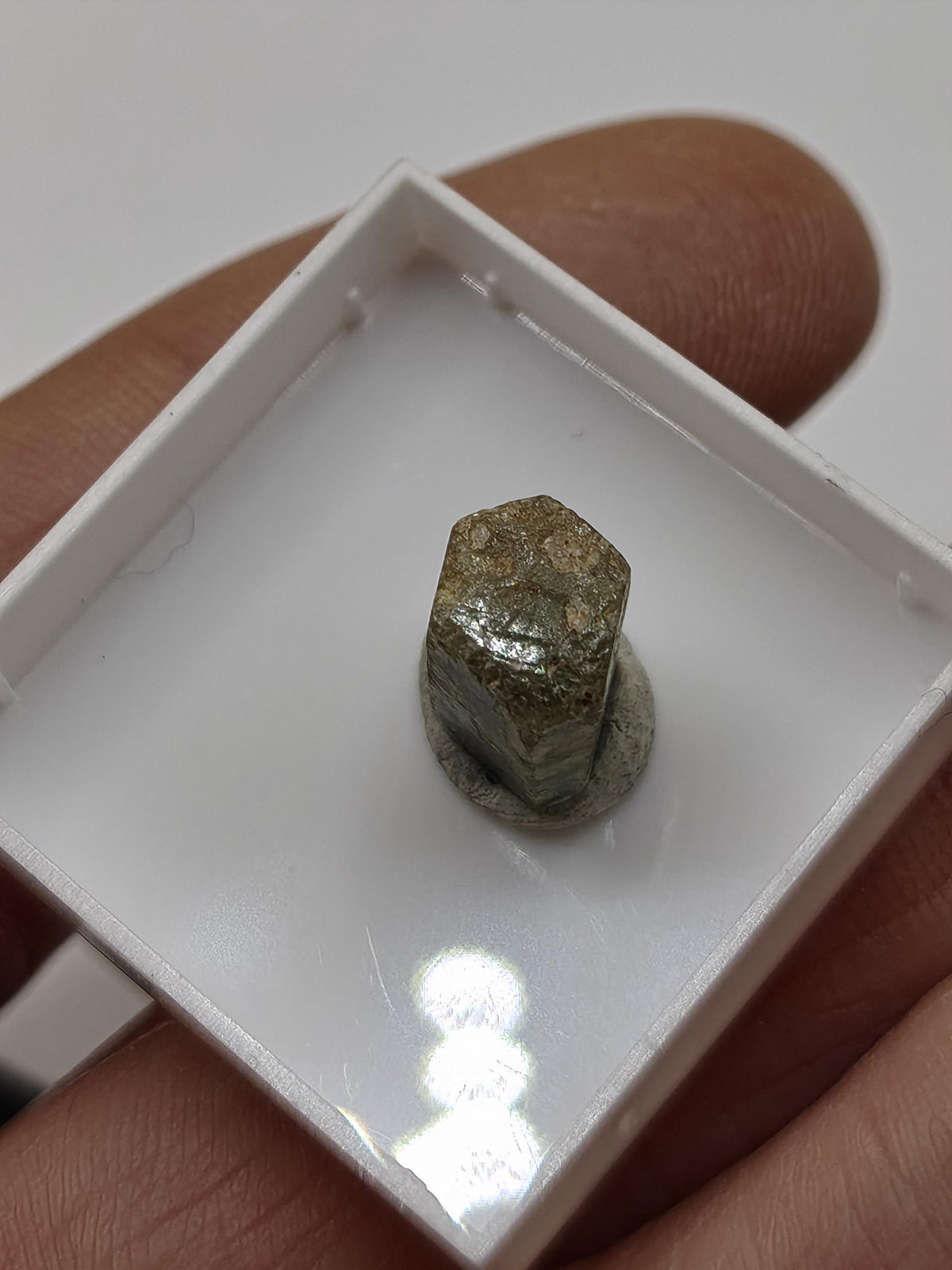 Grüner Saphir Rohkristall 7,5 ct | Natürlicher Korund Kristall Grüner Edelstein | Sammlermineral Unikat Sechseckiger Edelstein Rarität