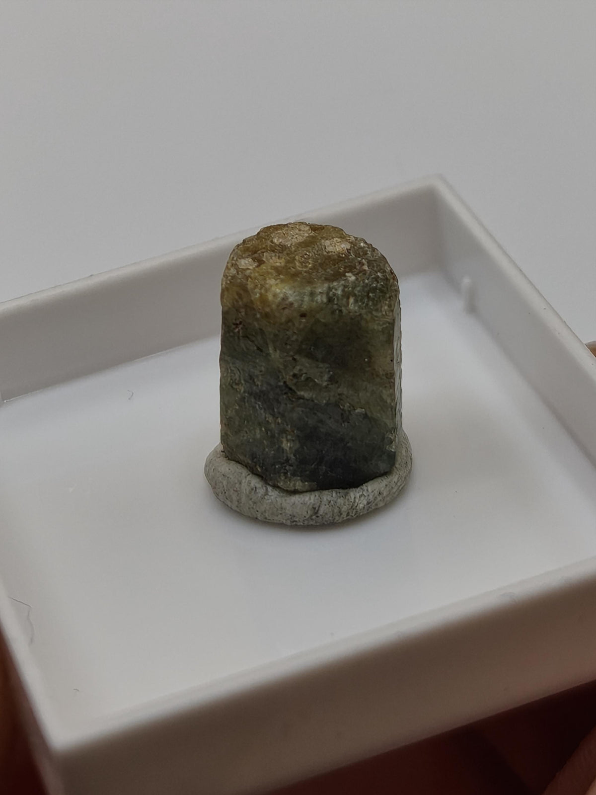 Grüner Saphir Rohkristall 7,5 ct | Natürlicher Korund Kristall Grüner Edelstein | Sammlermineral Unikat Sechseckiger Edelstein Rarität
