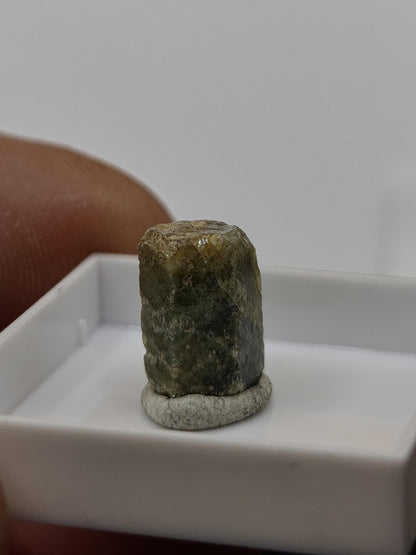 Grüner Saphir Rohkristall 7,5 ct | Natürlicher Korund Kristall Grüner Edelstein | Sammlermineral Unikat Sechseckiger Edelstein Rarität