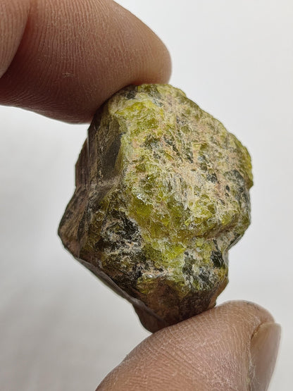 Grüner Beryll Rohkristall 30 mm | Olivgrüner Naturkristall | Seltenes Sammlermineral | Unikat Naturmineral Sammlerstück Selten Kristall