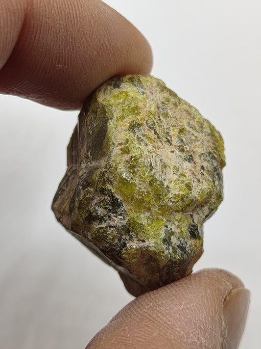 Grüner Beryll Rohkristall 30 mm | Olivgrüner Naturkristall | Seltenes Sammlermineral | Unikat Naturmineral Sammlerstück Selten Kristall