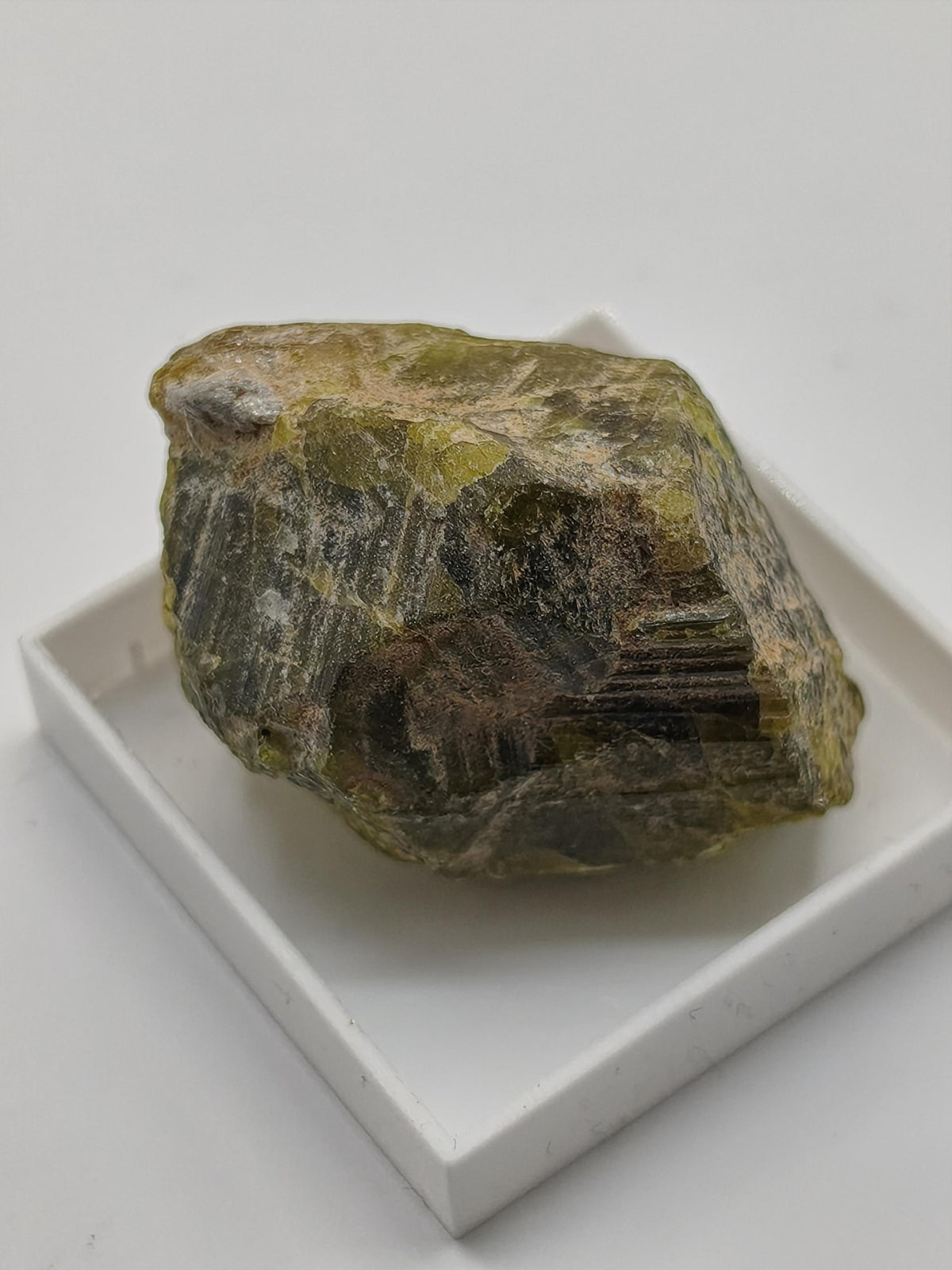 Grüner Beryll Rohkristall 30 mm | Olivgrüner Naturkristall | Seltenes Sammlermineral | Unikat Naturmineral Sammlerstück Selten Kristall