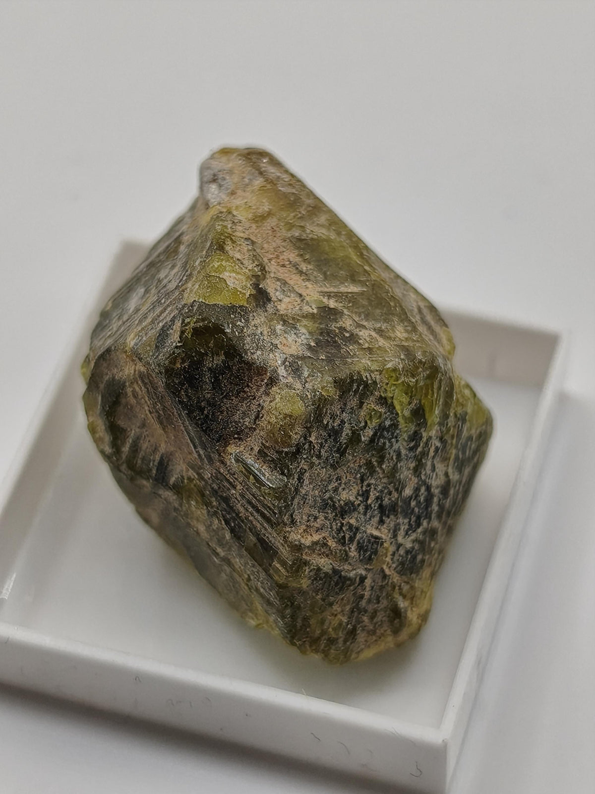 Grüner Beryll Rohkristall 30 mm | Olivgrüner Naturkristall | Seltenes Sammlermineral | Unikat Naturmineral Sammlerstück Selten Kristall