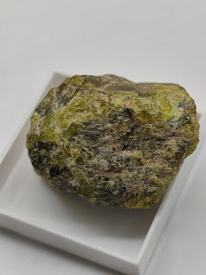 Grüner Beryll Rohkristall 30 mm | Olivgrüner Naturkristall | Seltenes Sammlermineral | Unikat Naturmineral Sammlerstück Selten Kristall