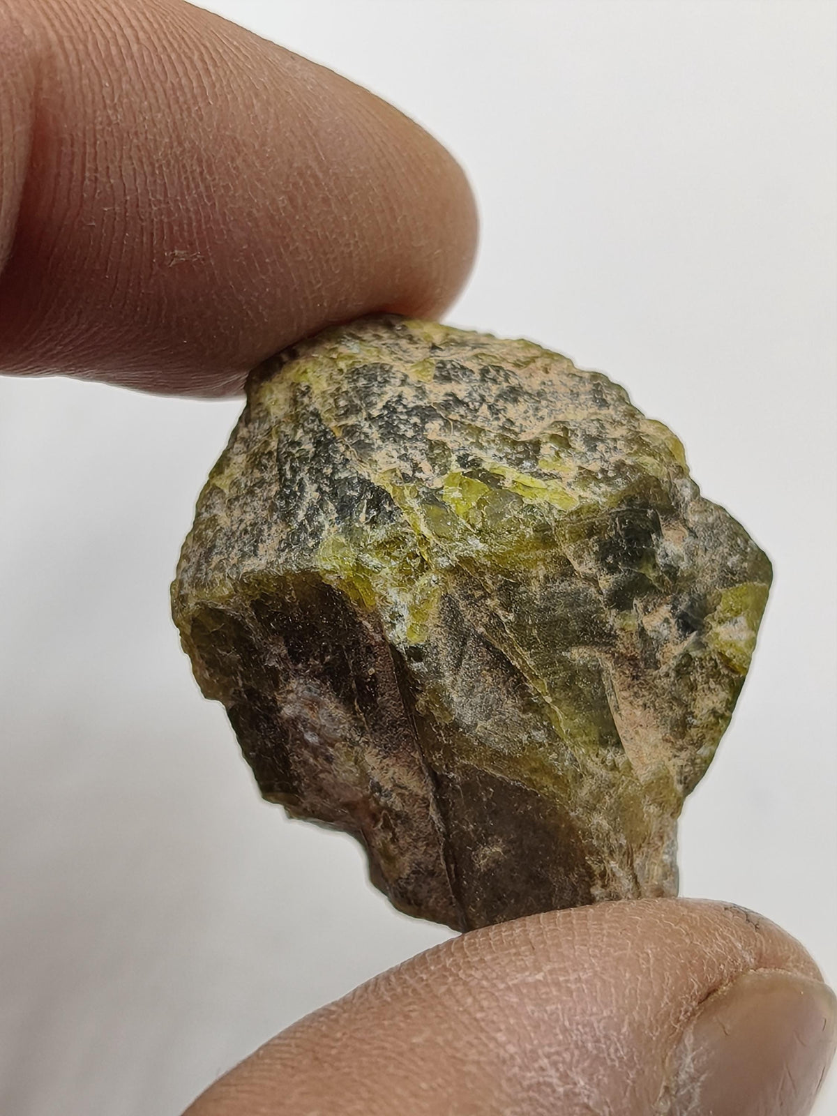 Grüner Beryll Rohkristall 30 mm | Olivgrüner Naturkristall | Seltenes Sammlermineral | Unikat Naturmineral Sammlerstück Selten Kristall