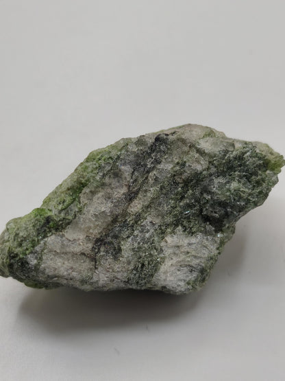 Grüner Diopsid Kristallstufe | Natürlicher Diopsid auf Matrix | 2 Unikate zur Wahl | Sammlermineral Russland Dekostück Sammler Geschenk