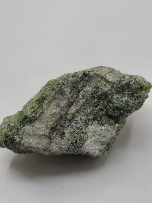 Grüner Diopsid Kristallstufe | Natürlicher Diopsid auf Matrix | 2 Unikate zur Wahl | Sammlermineral Russland Dekostück Sammler Geschenk