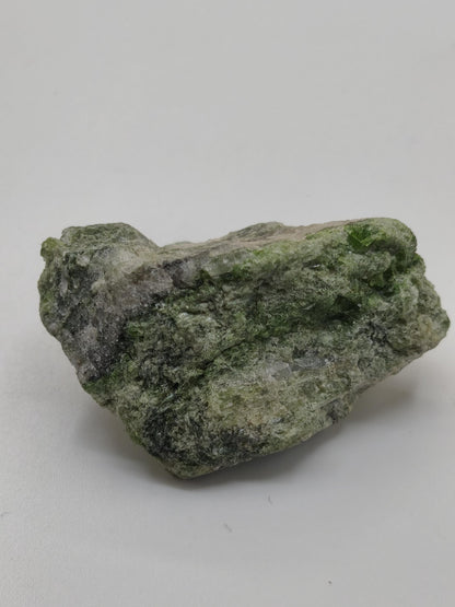 Grüner Diopsid Kristallstufe | Natürlicher Diopsid auf Matrix | 2 Unikate zur Wahl | Sammlermineral Russland Dekostück Sammler Geschenk