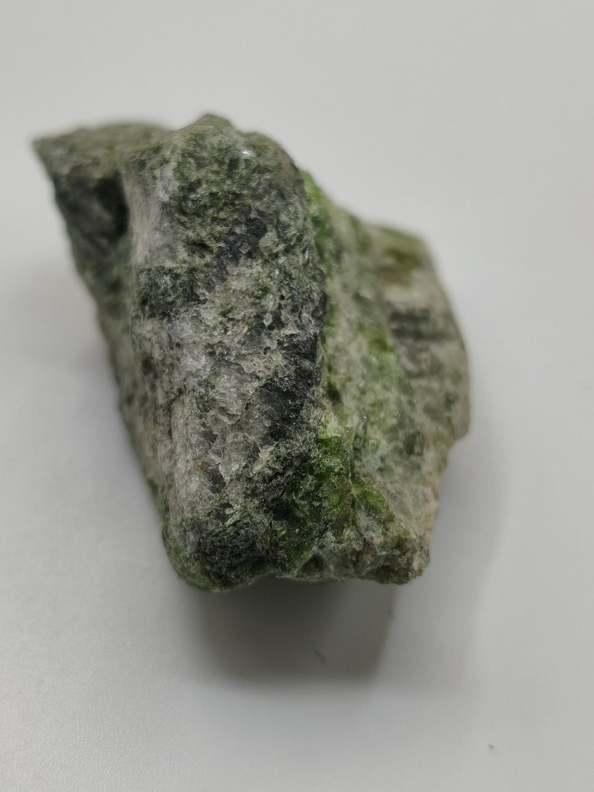 Grüner Diopsid Kristallstufe | Natürlicher Diopsid auf Matrix | 2 Unikate zur Wahl | Sammlermineral Russland Dekostück Sammler Geschenk