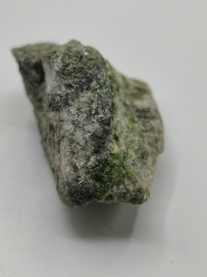 Grüner Diopsid Kristallstufe | Natürlicher Diopsid auf Matrix | 2 Unikate zur Wahl | Sammlermineral Russland Dekostück Sammler Geschenk