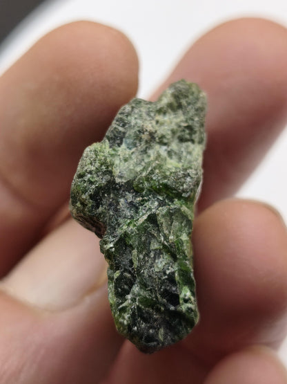 Grüner Diopsid Kristallstufe | Natürlicher Diopsid auf Matrix | 2 Unikate zur Wahl | Sammlermineral Russland Dekostück Sammler Geschenk