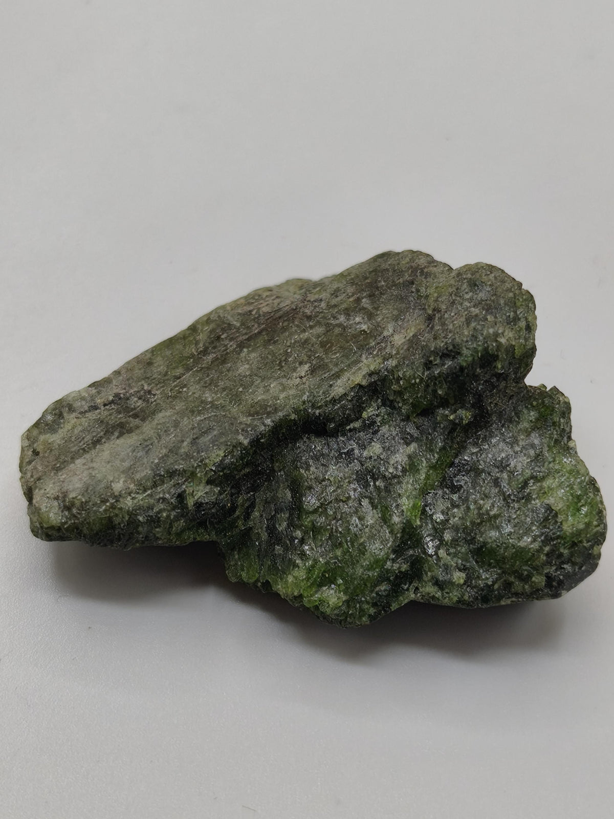 Grüner Diopsid Kristallstufe | Natürlicher Diopsid auf Matrix | 2 Unikate zur Wahl | Sammlermineral Russland Dekostück Sammler Geschenk