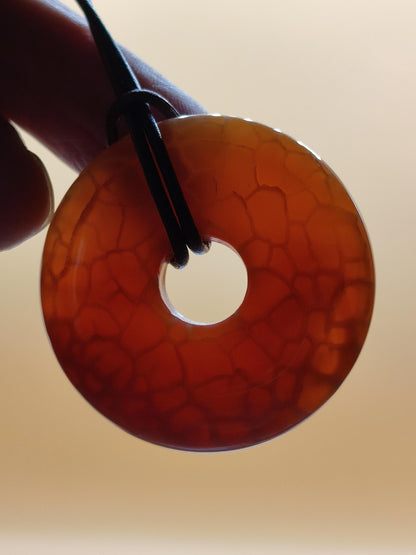 Agate de feu ~ Donut 40mm Collier en pierre précieuse rouge naturel HIPPIE GOA Bohème Pierre de guérison Cristaux Bijoux Pendentif Homme Femme Enfant Cadeau Lui Elle